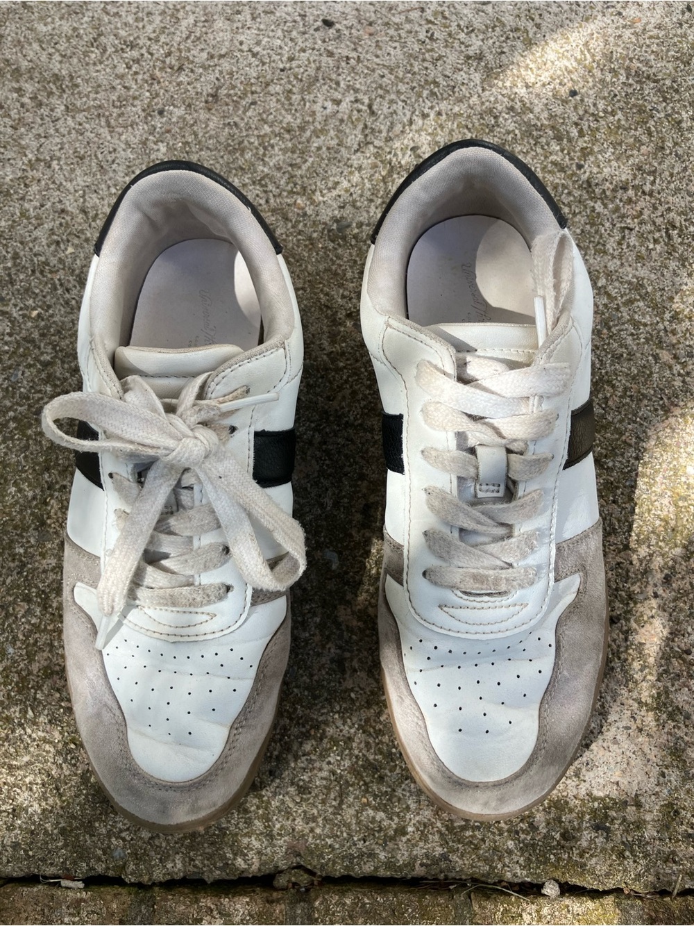 Universal Thread White and Gray Casual Sneakers - Classic Low-Top